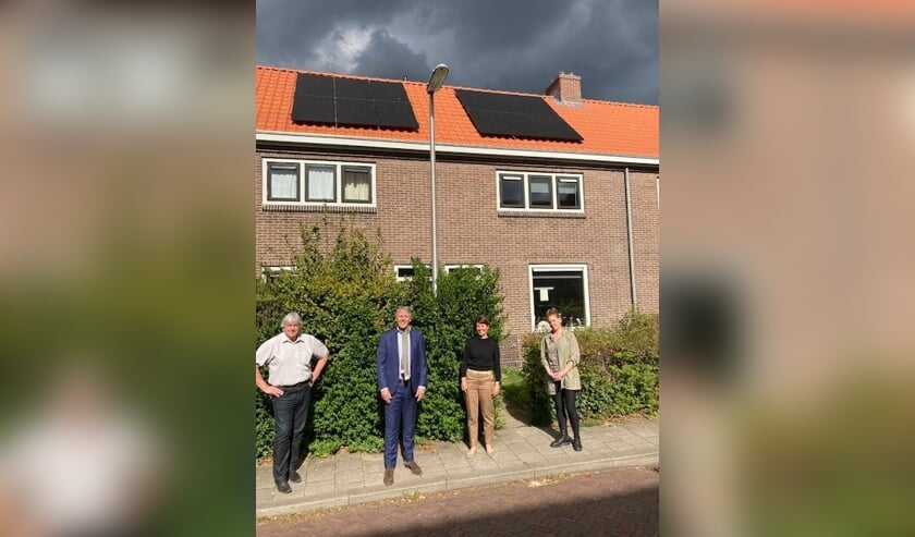 <p>De foto is gemaakt bij de modelwoning voor het project.Op de foto’s staan vlnr: Ate Wijdeveld, projectleider van de Alliantie, Nico Schimmel, Liesbeth Dekker, manager wonen Alliantie Gooi&Vechtstreek en nog iemand van de alliantie (naam volgt).</p>