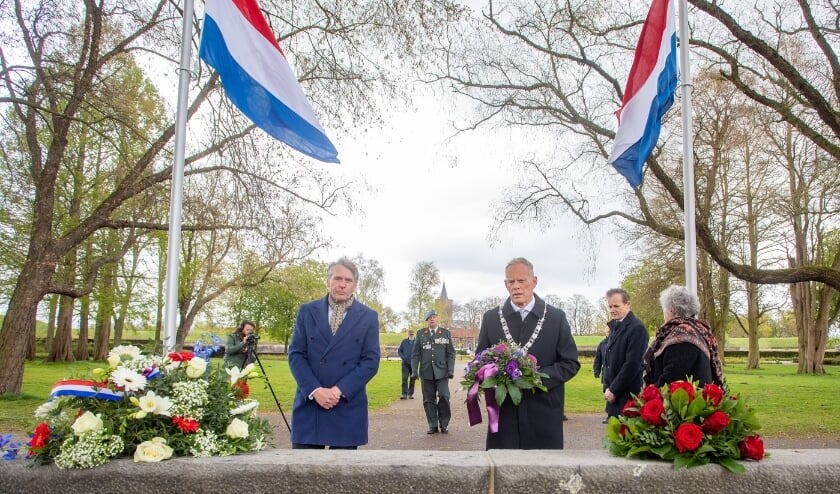 <p>Burgemeester Ter Heegde en wethouder Schimmel stonden vanmiddag stil bij het herdenkingsmonument aan de Burgemeester van Wettumweg in Naarden.</p>