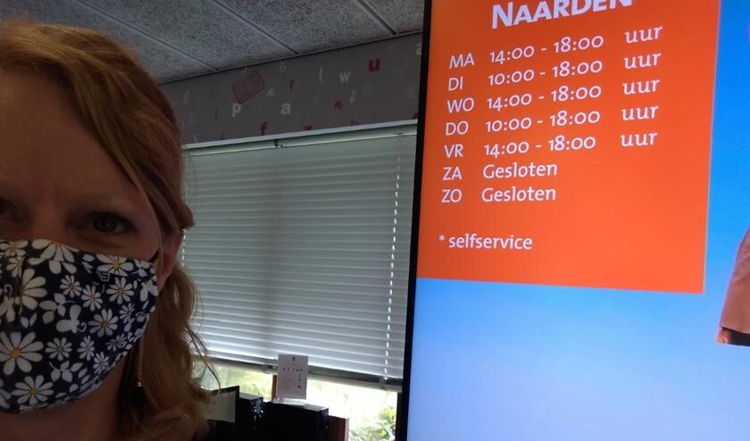 Een blije medewerkster.