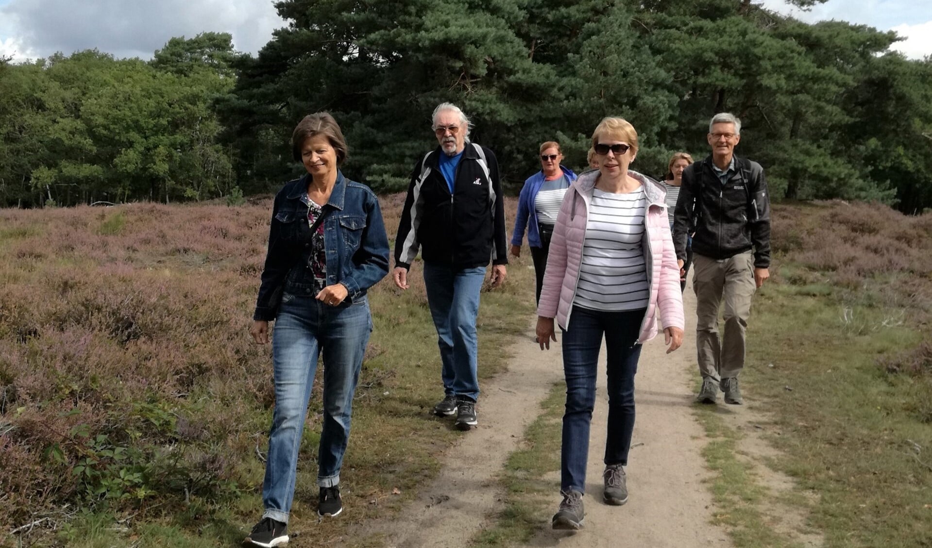 Een van de wandelgroepen vorig jaar op de hei bij de Tafelberg. 