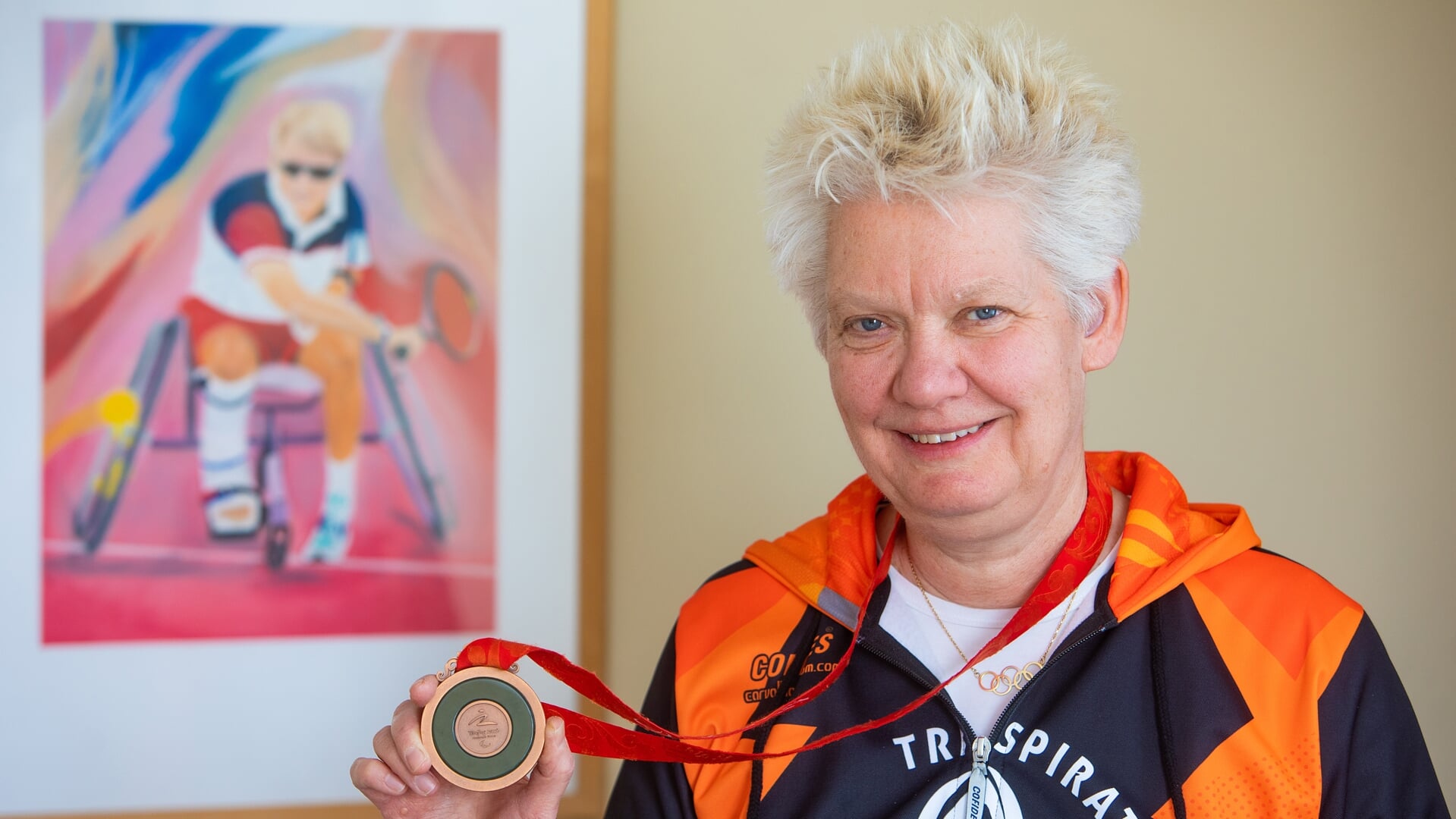 Djoke met een van haar Paralympische medailles.