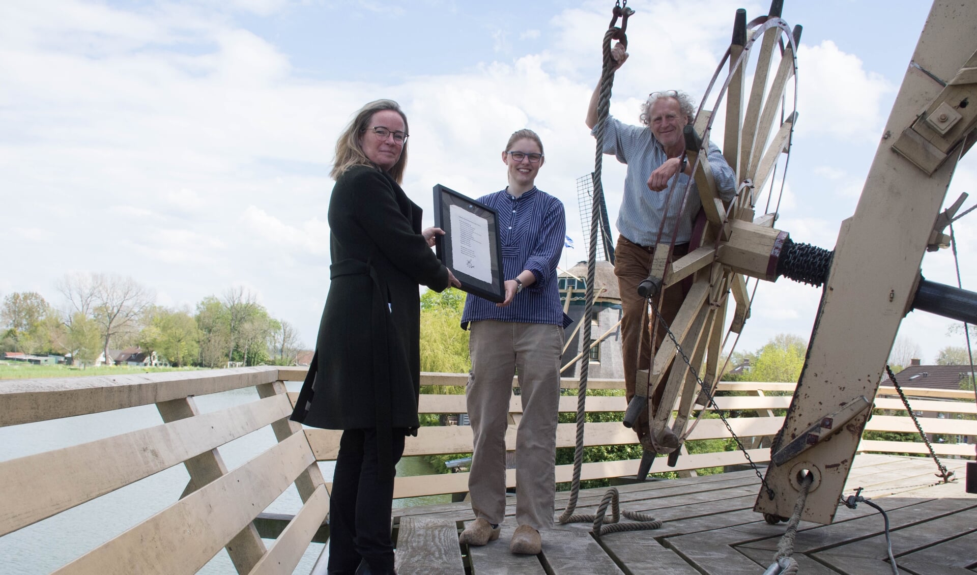 Wethouder Ogier (links) met molenaars Suzanne Brakenhoff en Wouter Pfeiffer. 