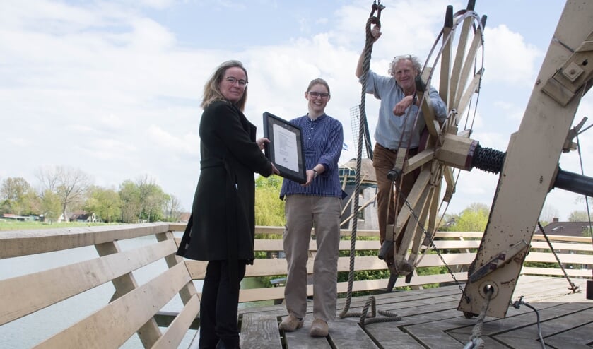 <p>Wethouder Ogier (links) met molenaars Suzanne Brakenhoff en Wouter Pfeiffer. </p>