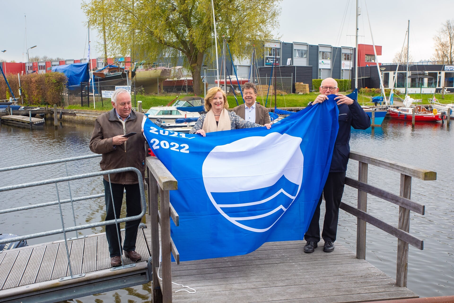 Van links naar rechts: Patrick Poelmann, Marlous Verbeek, Erik van Dijk en Dick van Veldhuizen, vorig jaar met de blauwe vlag.