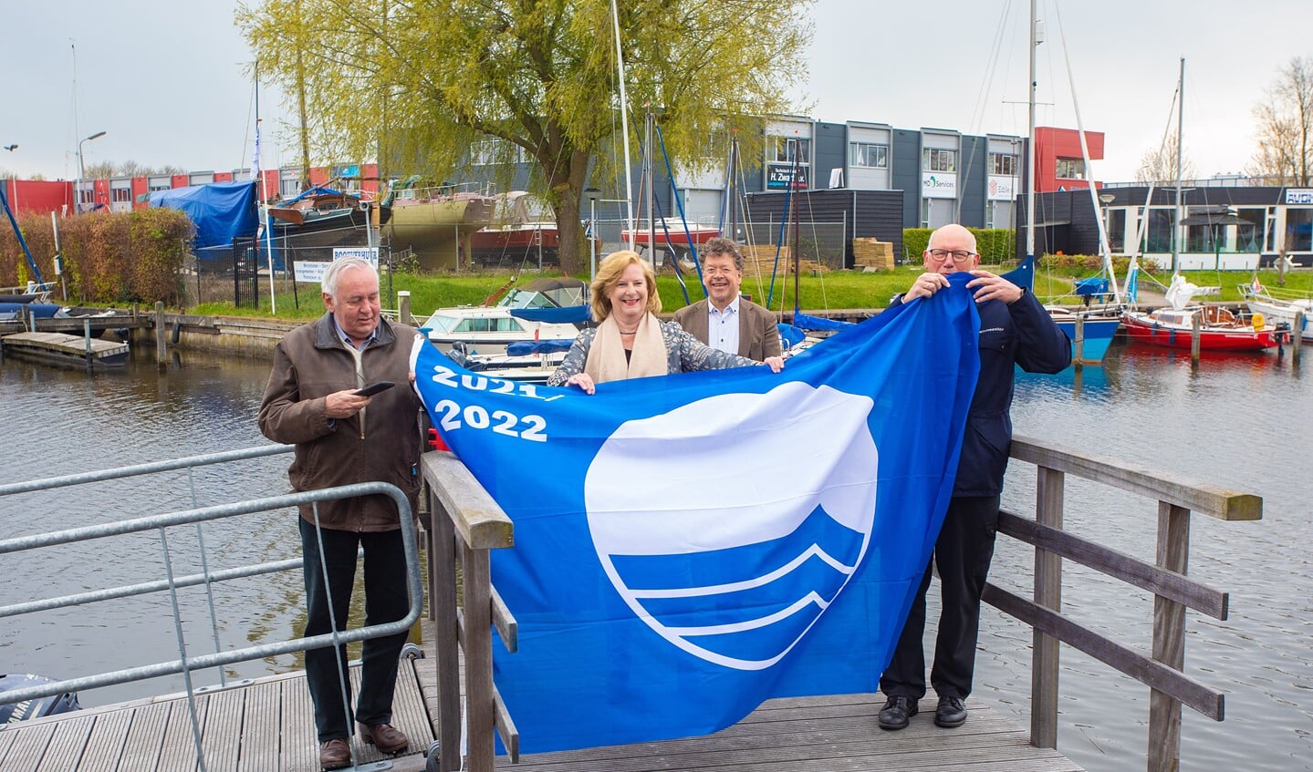 Van links naar rechst: Patrick Poelmann, Marlous Verbeek, Erik van Dijk en Dick van Veldhuizen met de Blauwe Vlag