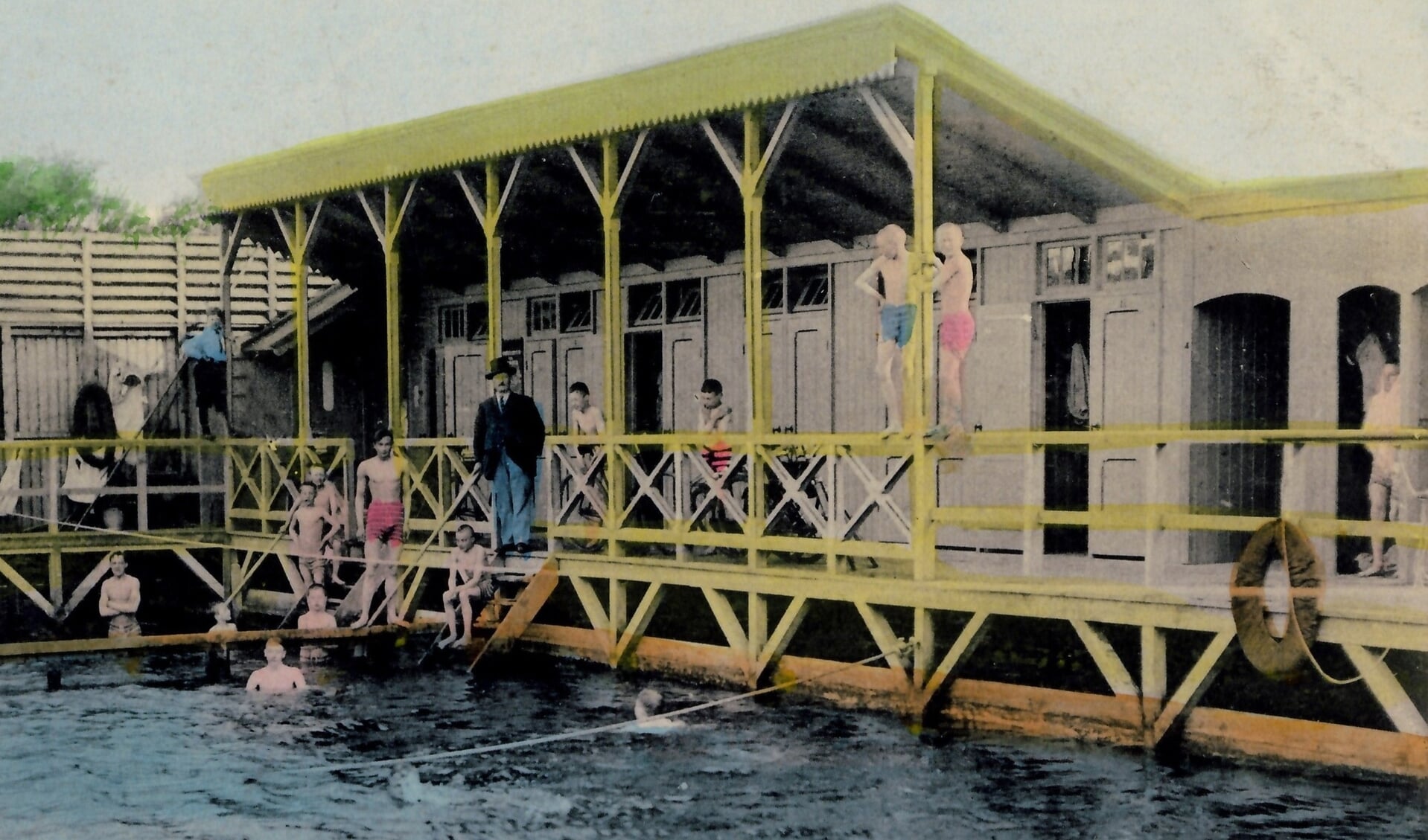 Het zwembad aan de Huizerweg in 1904.
