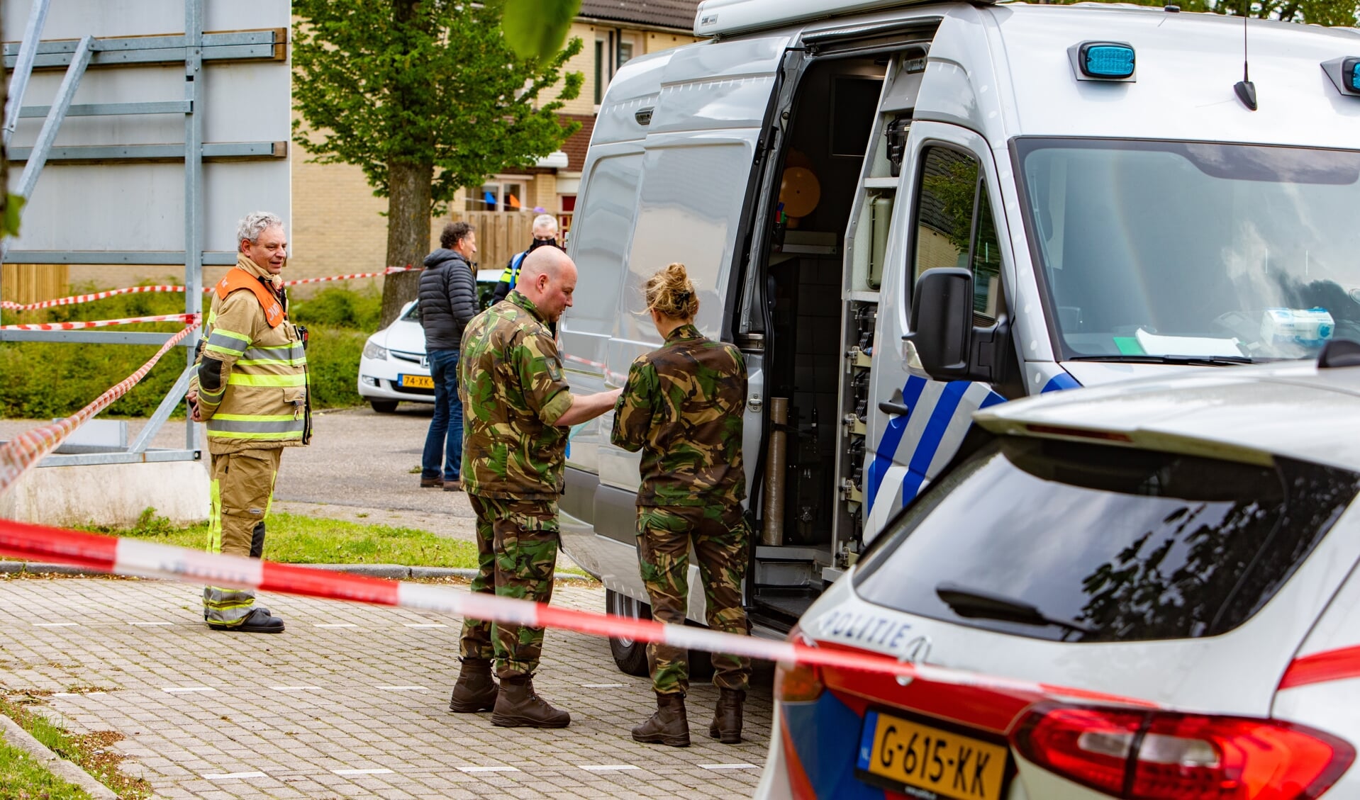Op 23 mei zou de 22-jarige een explosief voor een woning aan de Distelmeent hebben gelegd. 