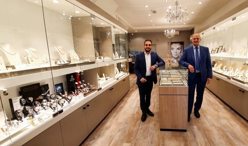 Vader Kaled en zoon Wesam in hun jarige winkel.