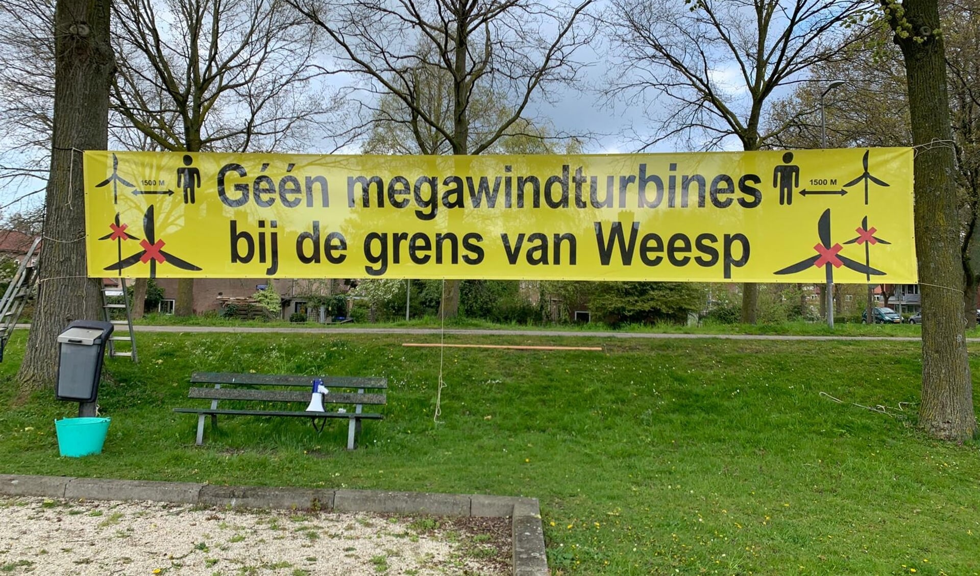 Protest in Driemond tegen de mogelijke komst van windturbines vlakbij Driemond en Weesp.