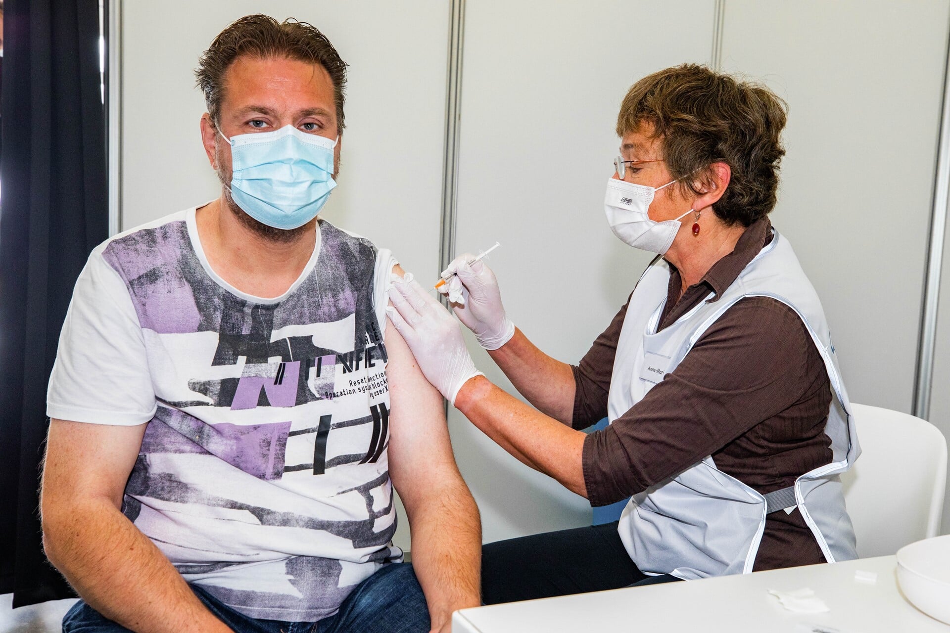 Richard Blotenburg uit Weesp kreeg in Hilversum in mei de 100.000ste vaccinatie van de GGD Gooi en Vechtstreek. Inmiddels staat de teller op ruim 300.000 prikkies. 