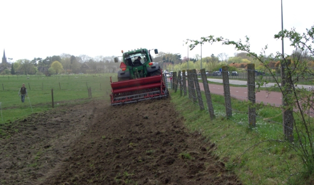 <p>Oerboer Willem uit Blaricum zaait een bloemenlint met inheems biologisch zaad.</p>