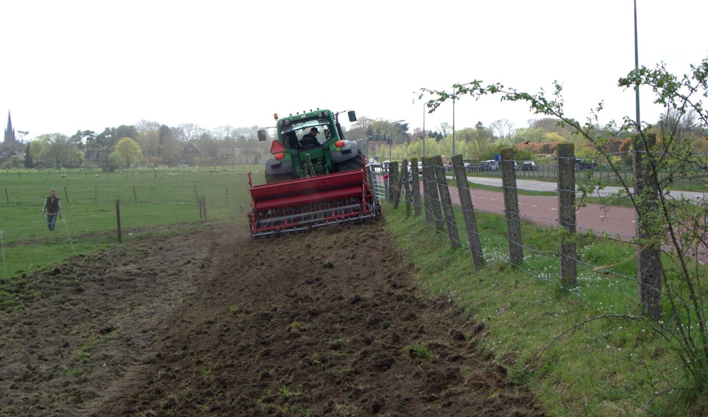 Oerboer Willem uit Blaricum zaait een bloemenlint met inheems biologisch zaad.
