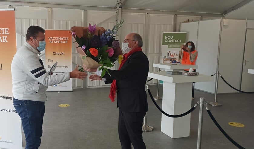 <p>Van GGD directeur René Stumpel kreeg Blotenburg een bos bloemen.</p>
