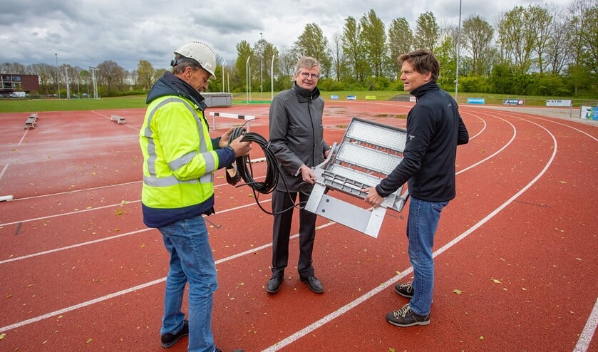 <p>Wethouder Bert Rebel gaf vanmiddag het startsein van het vervangen van de verlichting voor led bij AV Zuidwal.</p>
