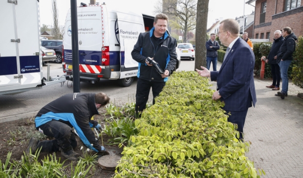 <p><em>Wethouder Theo Reijn neemt een kijkje bij de onderzoeken naar het drainagesysteem.</em></p>
