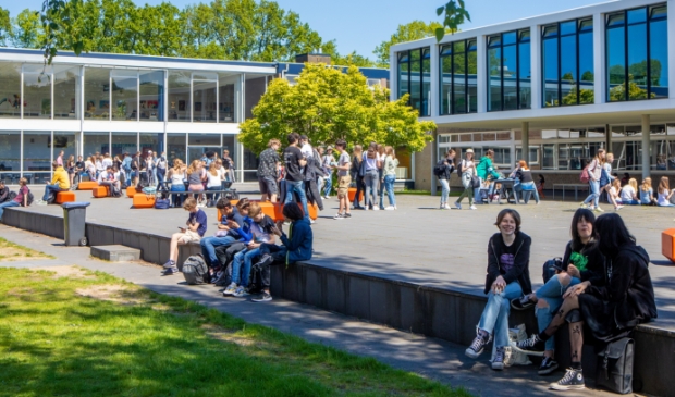<p>Leerlingen genoten in de pauzes van het mooie weer en elkaars gezelschap.</p>