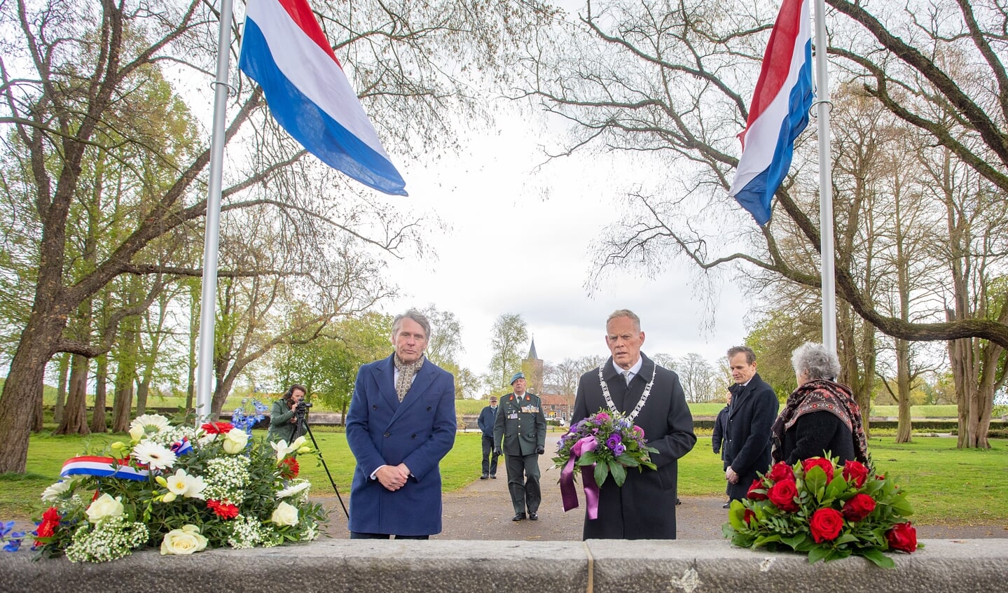 Burgemeester Ter Heegde en wethouder Schimmel stonden vanmiddag stil bij het herdenkingsmonument aan de Burgemeester van Wettumweg in Naarden.