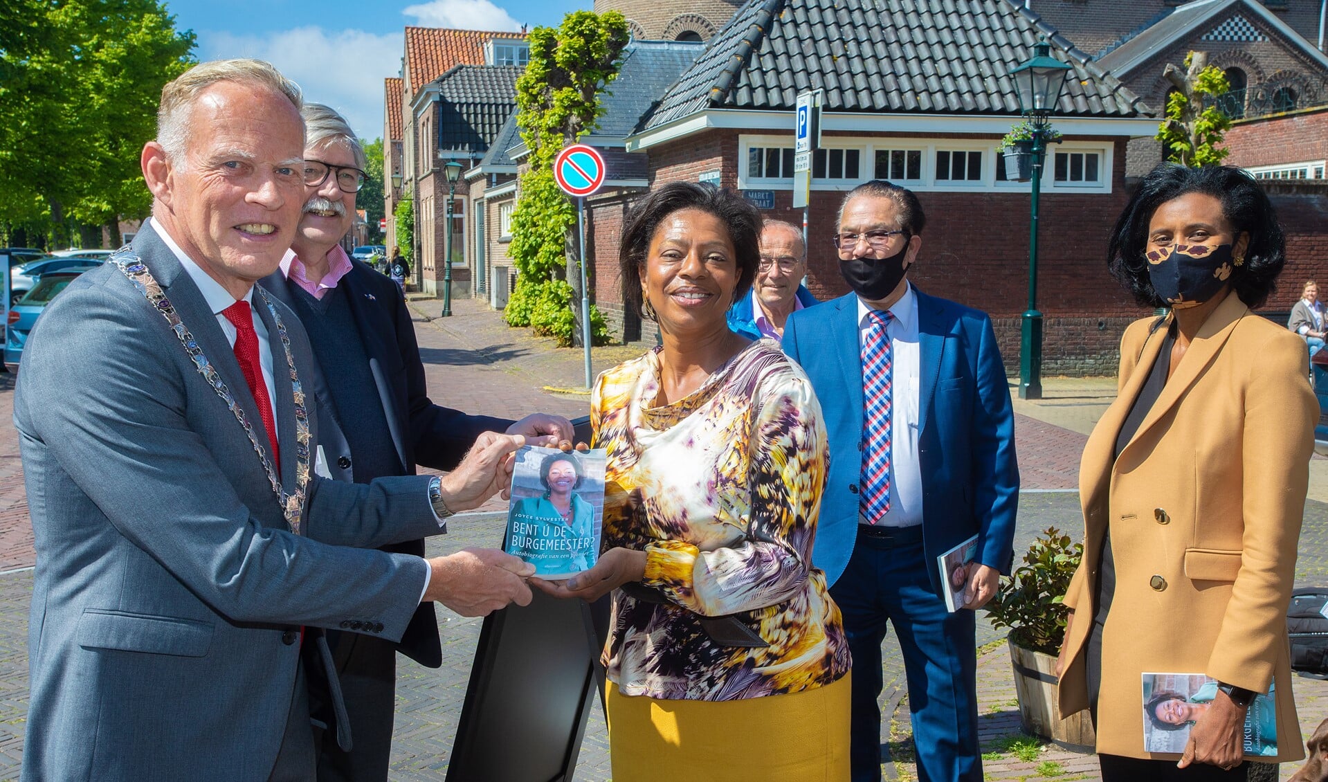 De huidige burgemeester Han ter Heegde overhandigde het eerste exemplaar van het boek aan de oud-burgemeester.