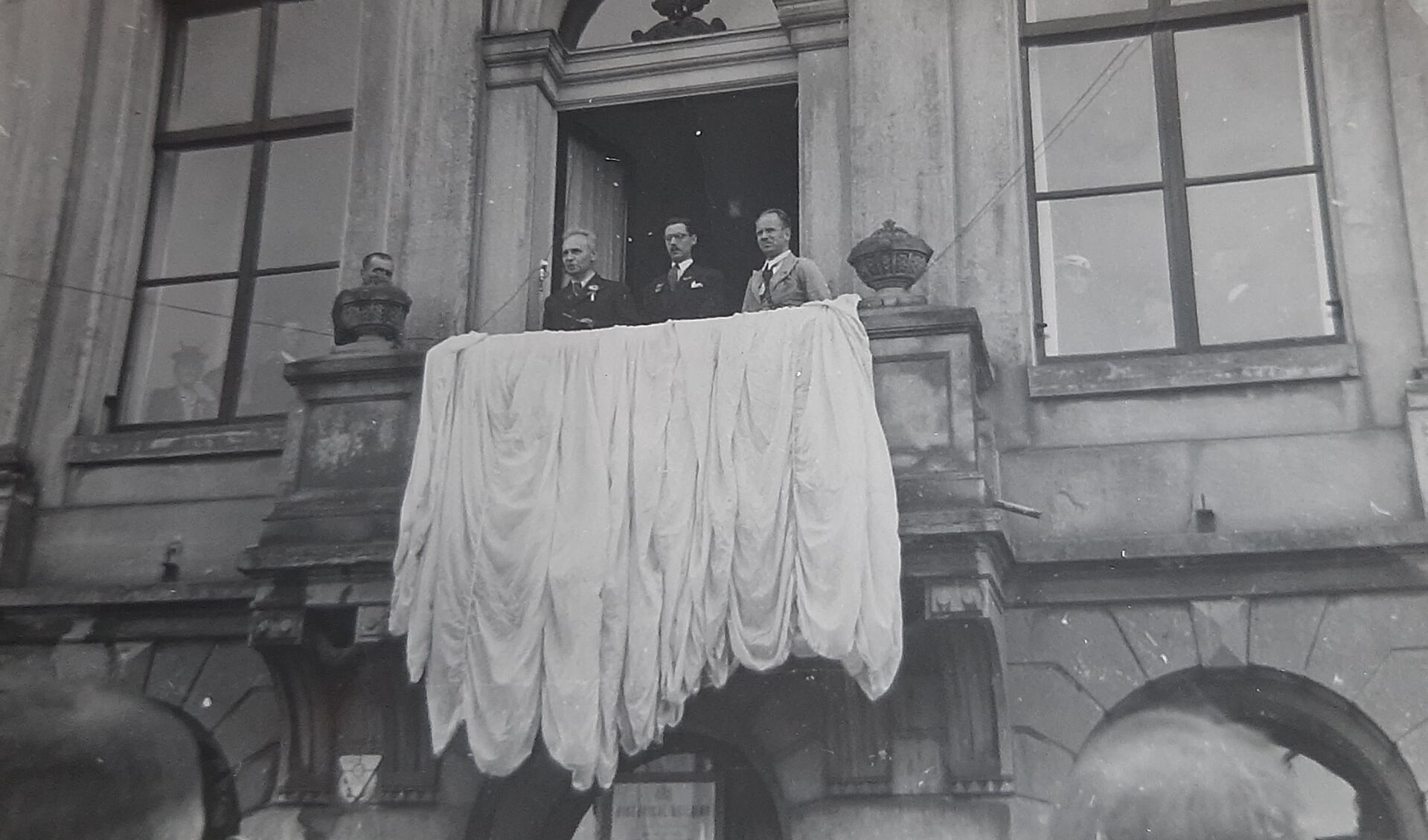 Dhr. Douwes Vrijberghe de Coninghe op bordes stadhuis Weesp, Bevrijding 1945.