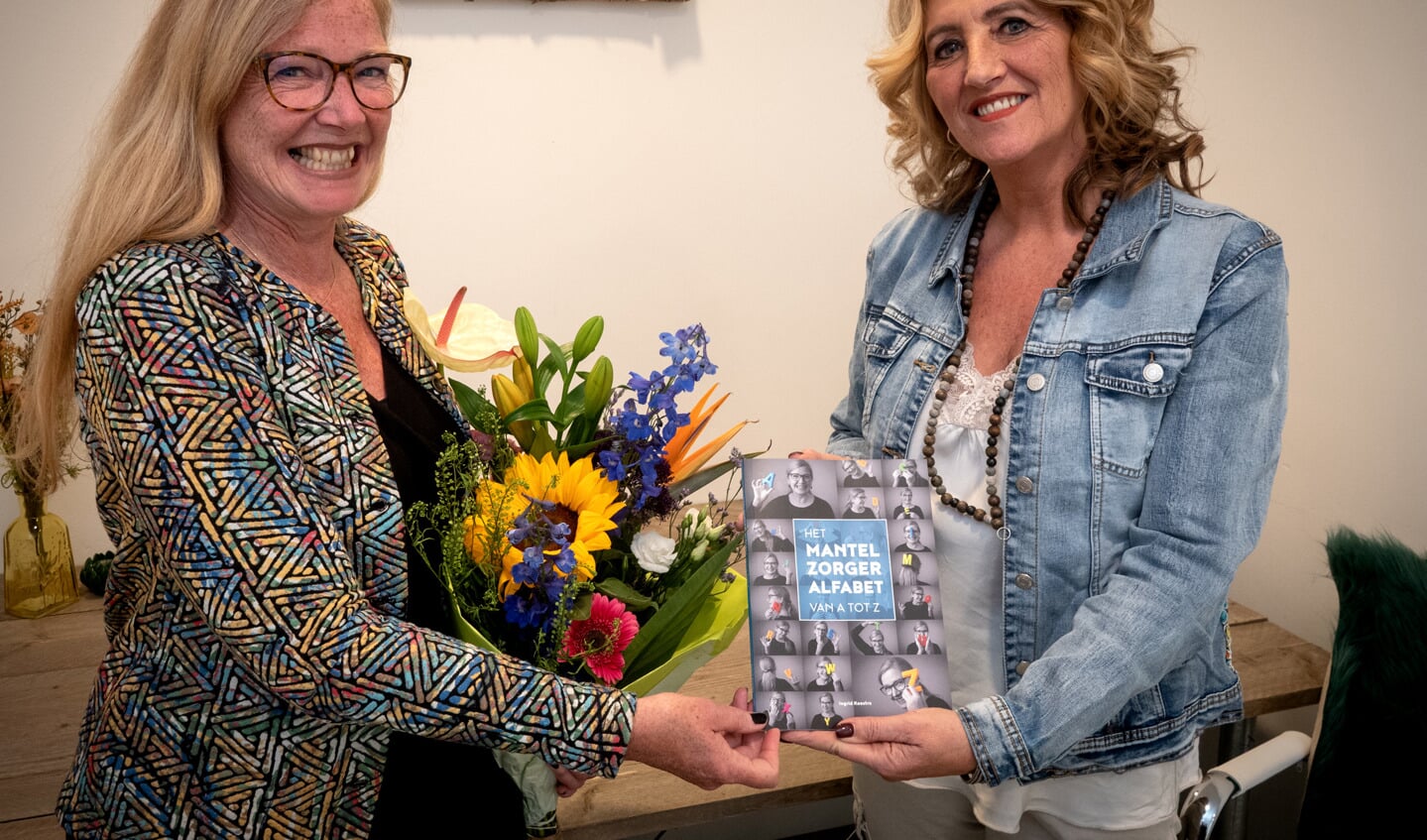Ingrid Keestra overhandigt het boek aan Marjolijn Bruurs (r) uit Muiderberg.