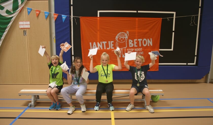 <p>Weesper winnaars, v.l.n.r. Rijk, Femke, Wieke en Mees</p>