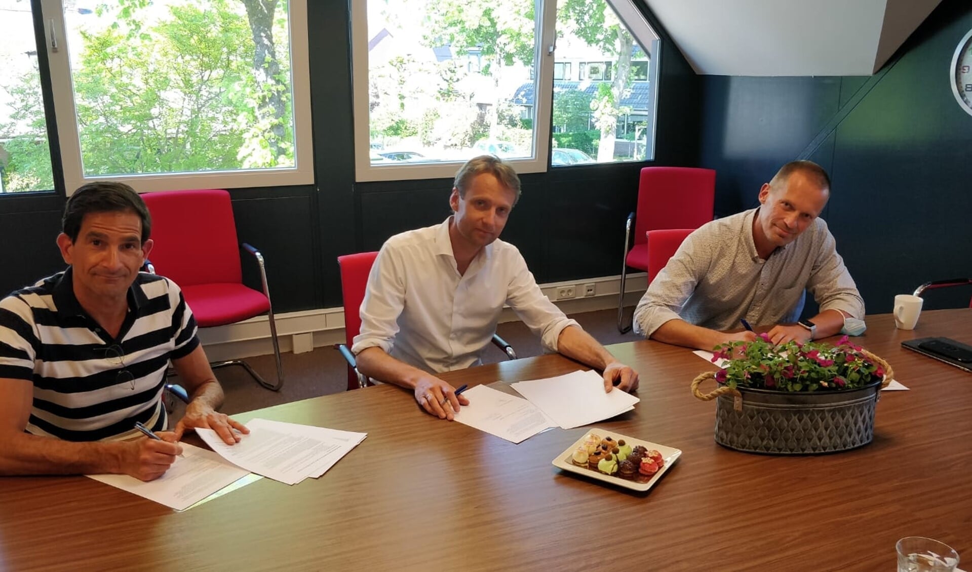 Wethouder Maarten Hoelscher (l), Marijn Diesch (m), voorzitter Maatschap groepspraktijk Huizen en Robert Boersma (r), directeur stichting wijkgezondheidscentra Huizen, tekenen de overeenkomst.