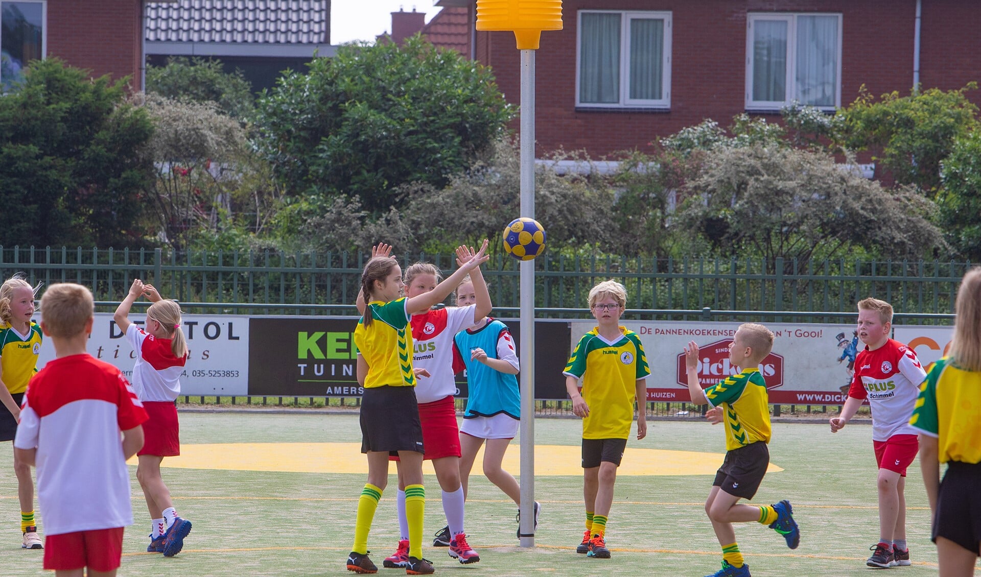 Om het jubileum toch een beetje te vieren, was er afgelopen zaterdag een toernooi voor de jeugd van KV Huizen georganiseerd.