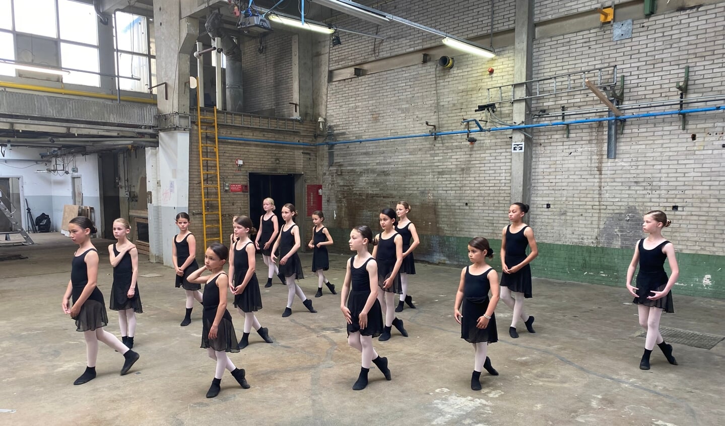 De jazzdance-groep van Fit by Rox in de voormalige metaalfabriek aan de Mussenstraat.