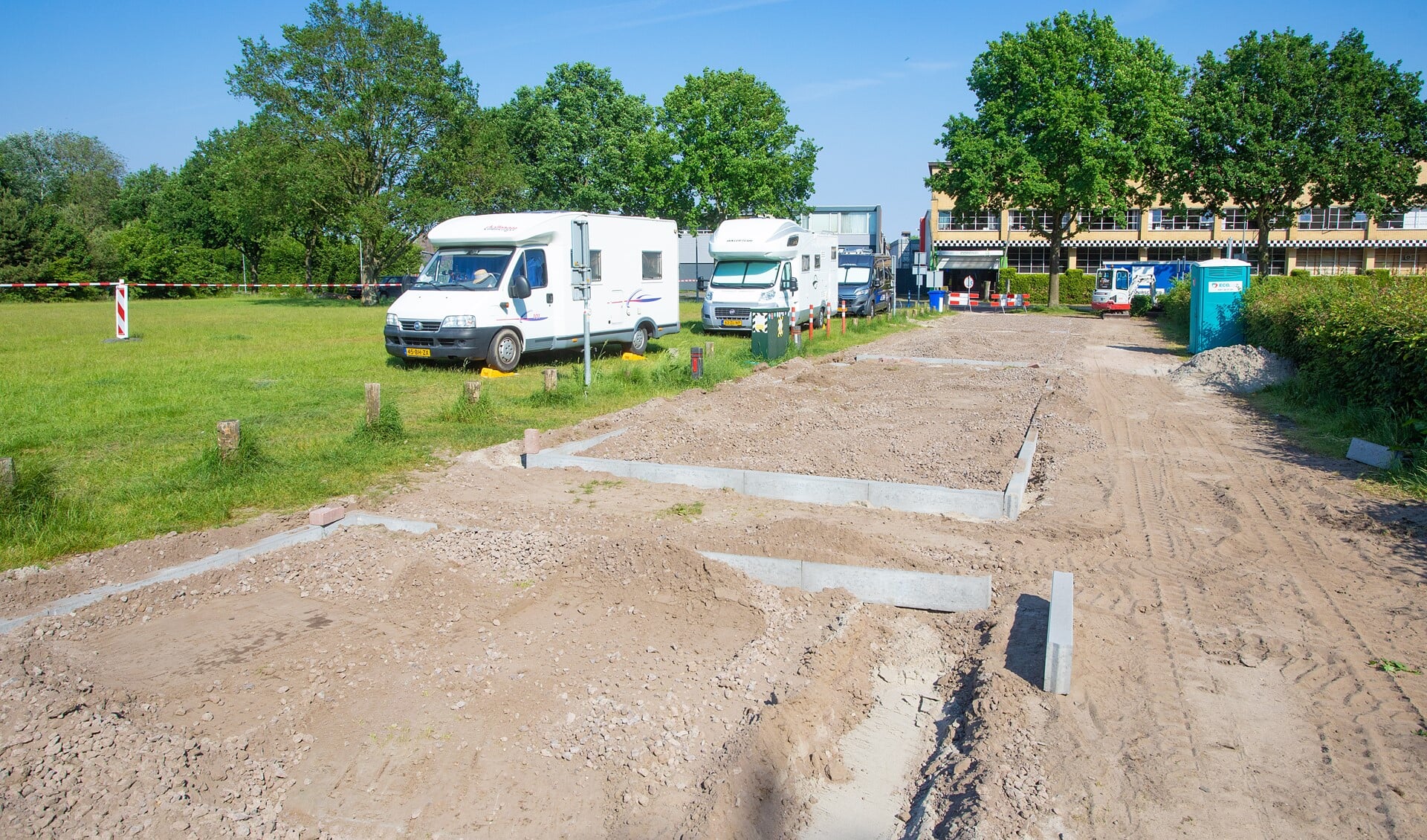 Er komen negen met gekleurde betonbanden gemarkeerde plekken op de camperplaats.