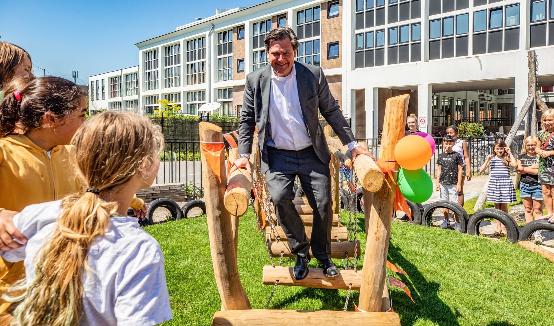 Wethouder Floris Voorink opende vorige week donderdag het watertappunt én het vernieuwde schoolplein.