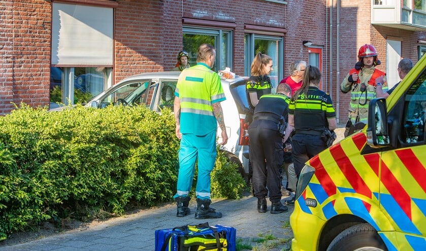 <p>Hulpdiensten bekommeren zich om de geschrokken bestuurster die op een stoel zit.</p>