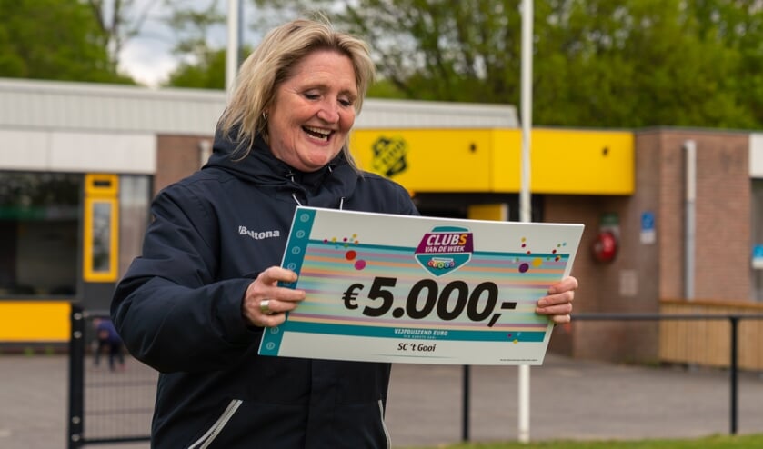 <p>Jolanda Osendarp met de cheque.</p>