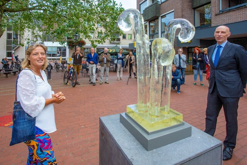 Marieke de Jong en wethouder Alexander Luijten bij de onthulling in juni.