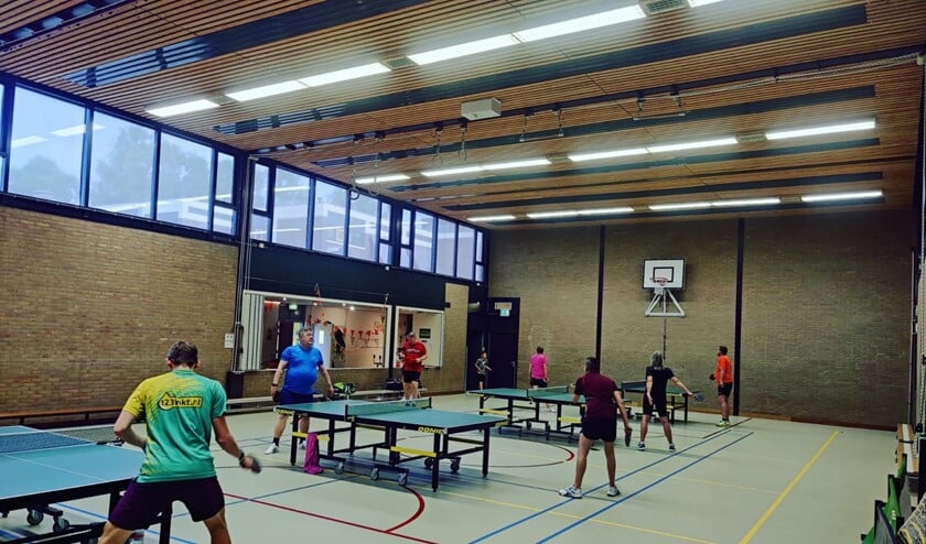<p>Na maanden niet sporten, kon er weer getafeltennist worden tijdens het Oranje-welkomtoernooi.</p>
