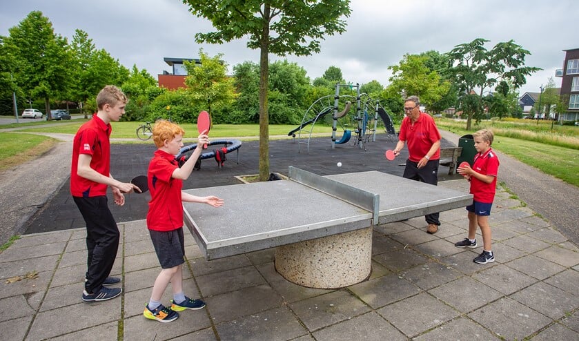<p>De stenen tafeltennistafels blijven ongebruikt, daar moet dit toernooi verandering in brengen.</p>