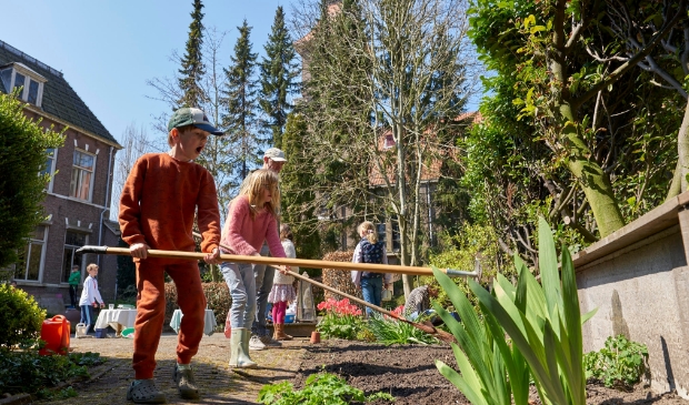 <p>Kinderen vermaken zich in Wilde Kruidentuin.</p>