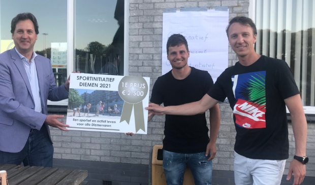 <p>Op de foto v.l.n.r. wethouder Jeroen Klaasse,
Tom Overtoom en Roderik Groot.</p>