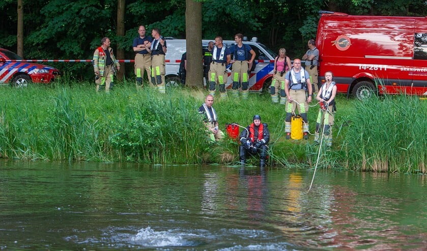 <p>De brandweer duikt in de vijver naar aanleiding van een gevonden lege Maxi-Cosi met onderstel.</p>