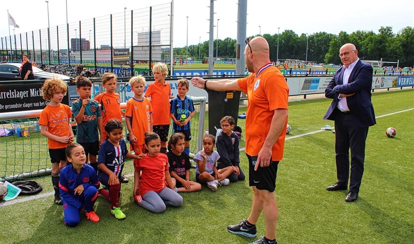 <p>Michael van Praag bij het Oranjefestival bij HSV De Zuidvogels.</p>