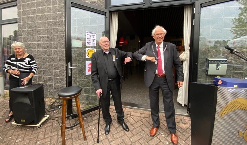 <p>Wim Versteegen (l) en burgemeester Van Bochove. </p>
