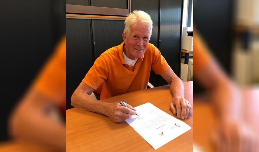 <p>Voorzitter van Kringloopcentrum Eemnes-Huizen ondertekent de intentieverklaring. </p>