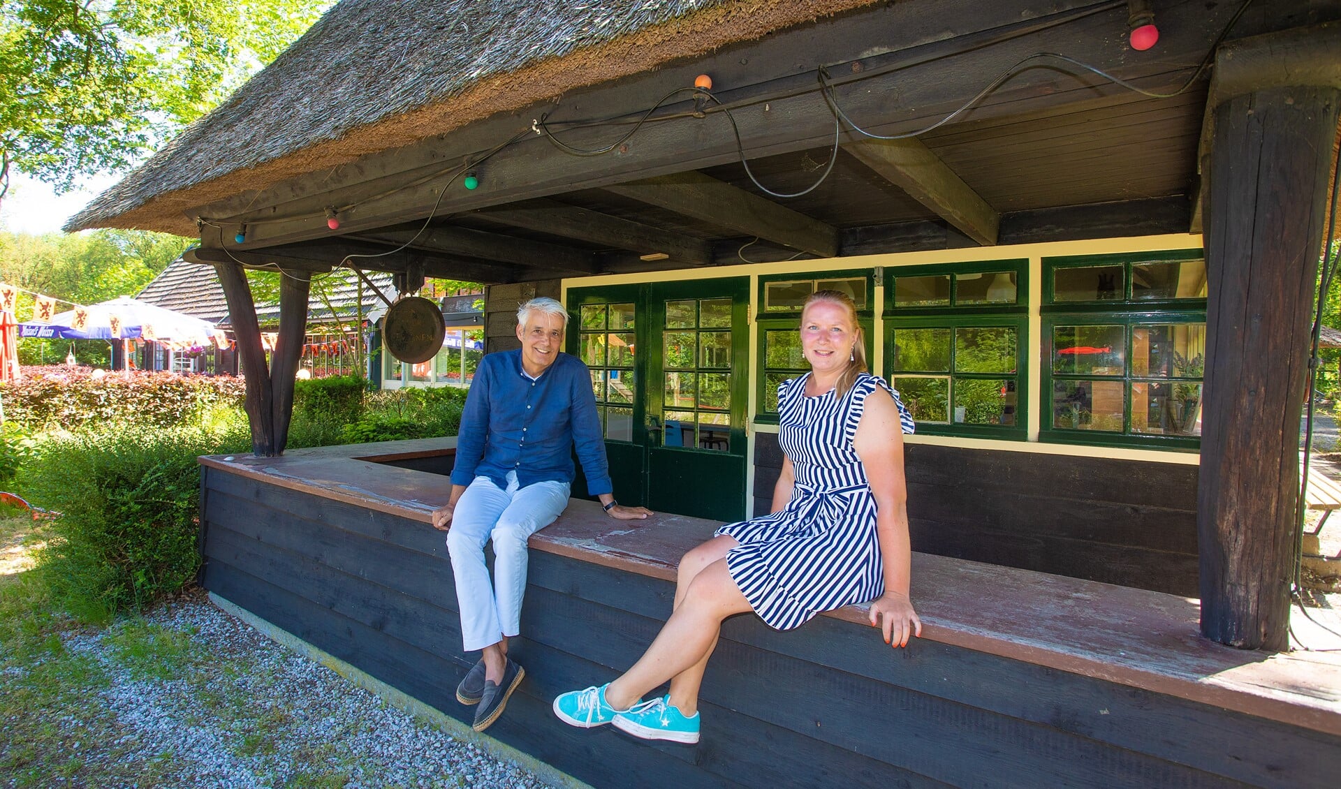 Wilfried Hermans en Anita den Ouden bij het informatiepunt op de camping.