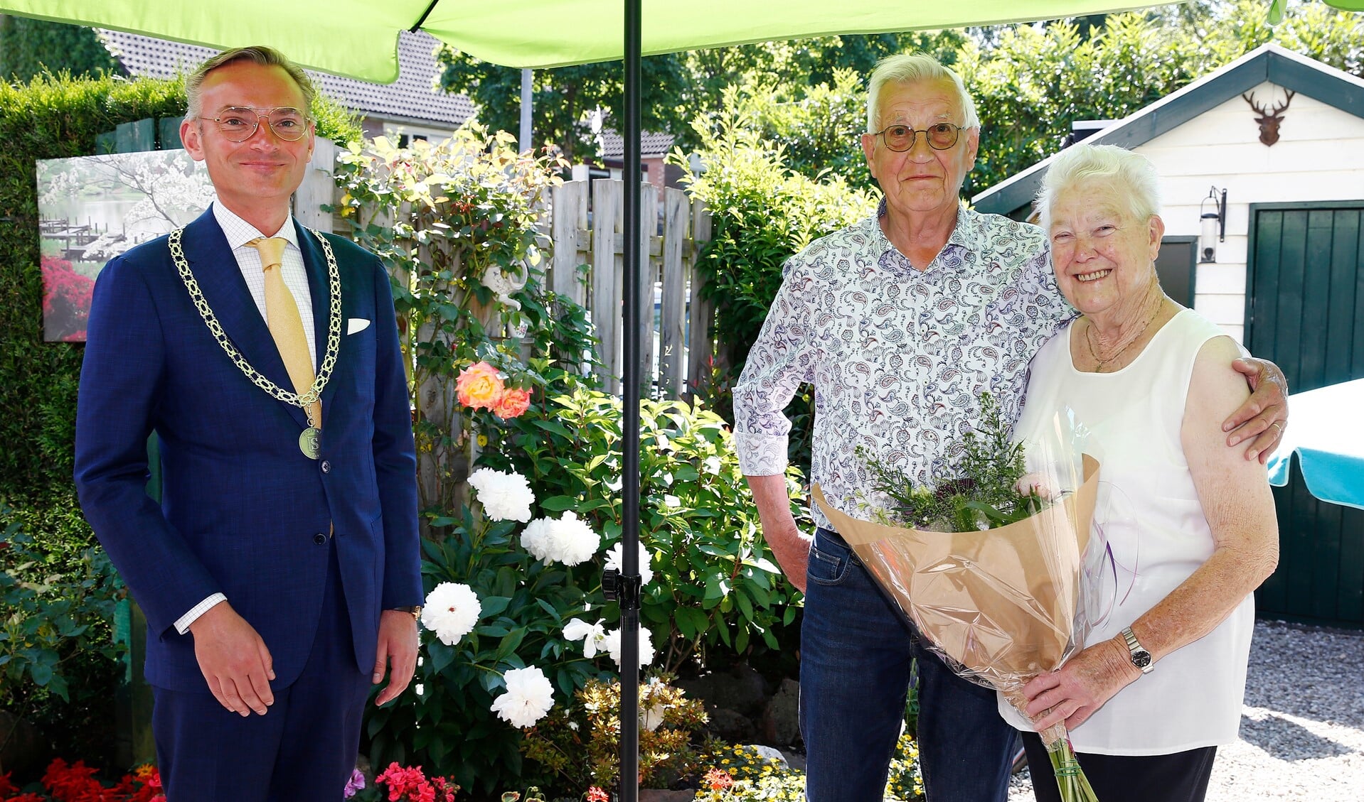 Maandag 14 juni bracht burgemeester Nanning Mol echtpaar Van Wessel-Struik een felicitatiebezoek voor hun 60-jarig huwelijksjubileum.