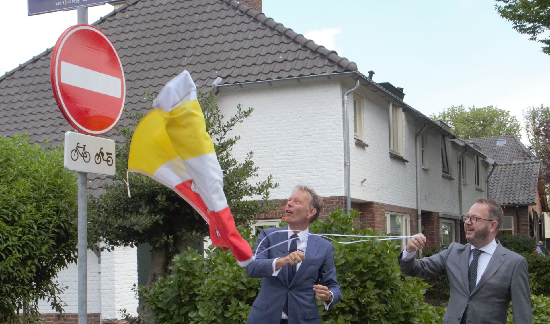 Burgemeester Van Benthem van Eemnes onthulde het eerste nieuwe straatnaambord samen met burgemeester Röell van Baarn. 