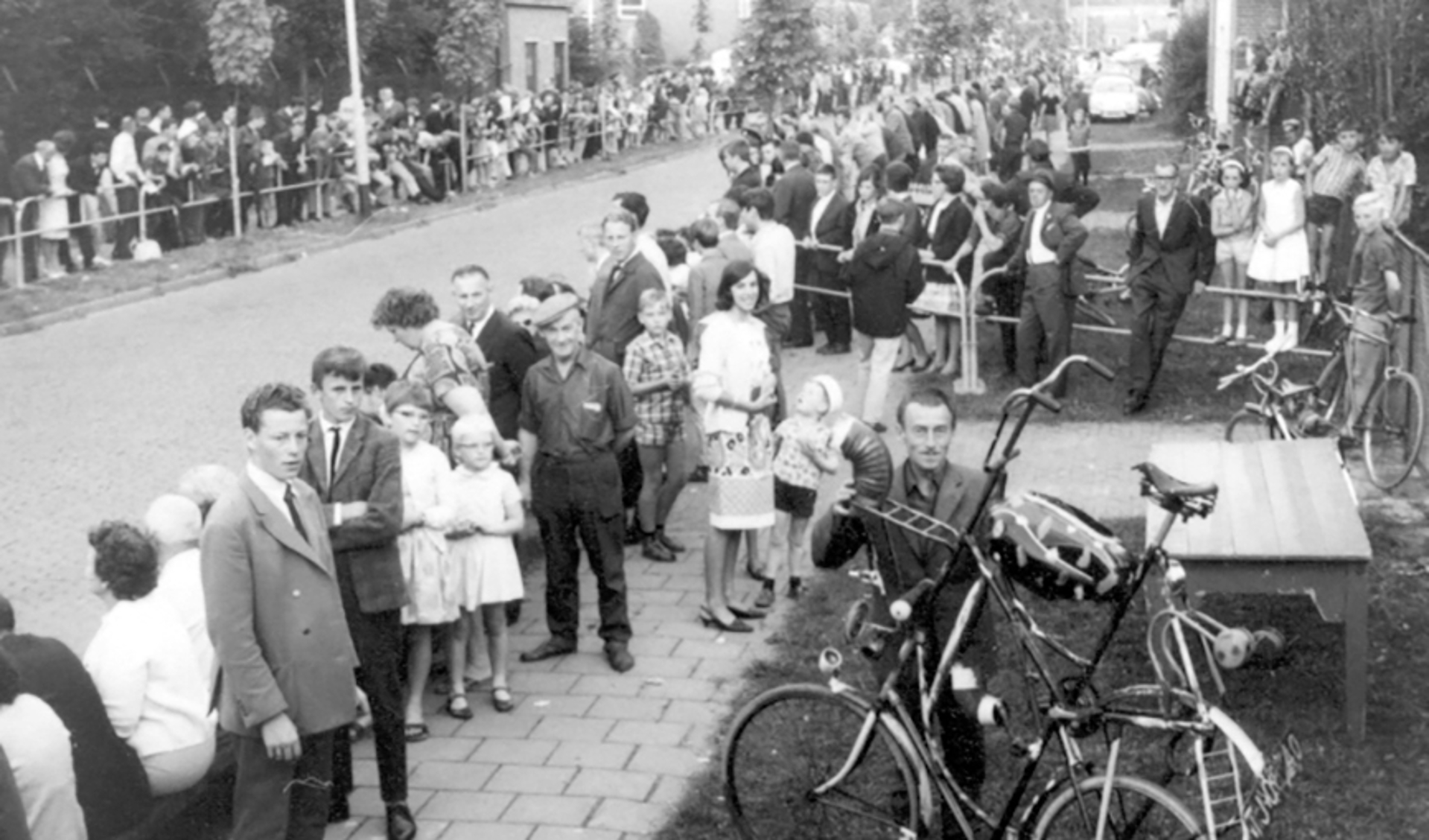 De start van een wielerronde in Naarden 1960.