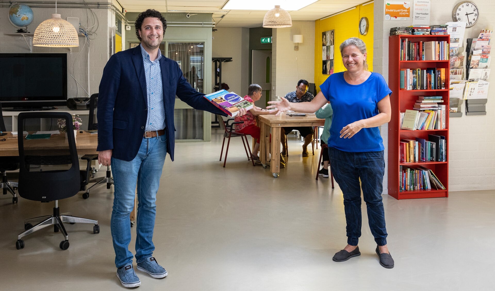 Matthijs Sikkes-van den Berg overhandigt Daniëlle Hendriks de eerste boeken.