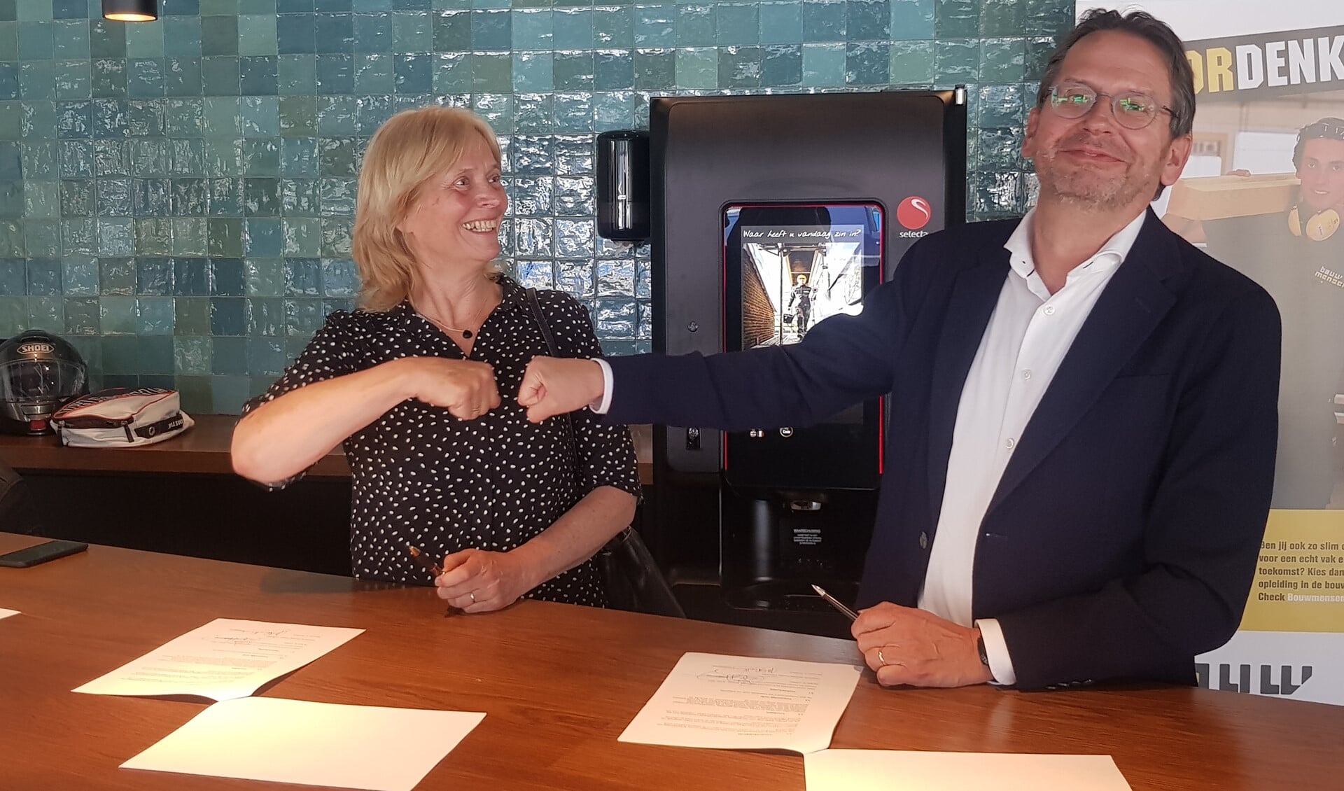 De ondertekening werd gedaan door Ronald Cobben van het Energiedienstenbedrijf en Annemarie Poorthuis van Energie Verbonden.