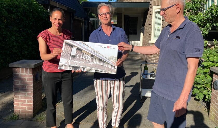 <p>Penningmeester Floris van der Pol (rechts) van Hilversum, Pas Op! overhandigt symbolisch
de subsidie aan leden van de werkgroep ‘Plein Andriessen’.</p>