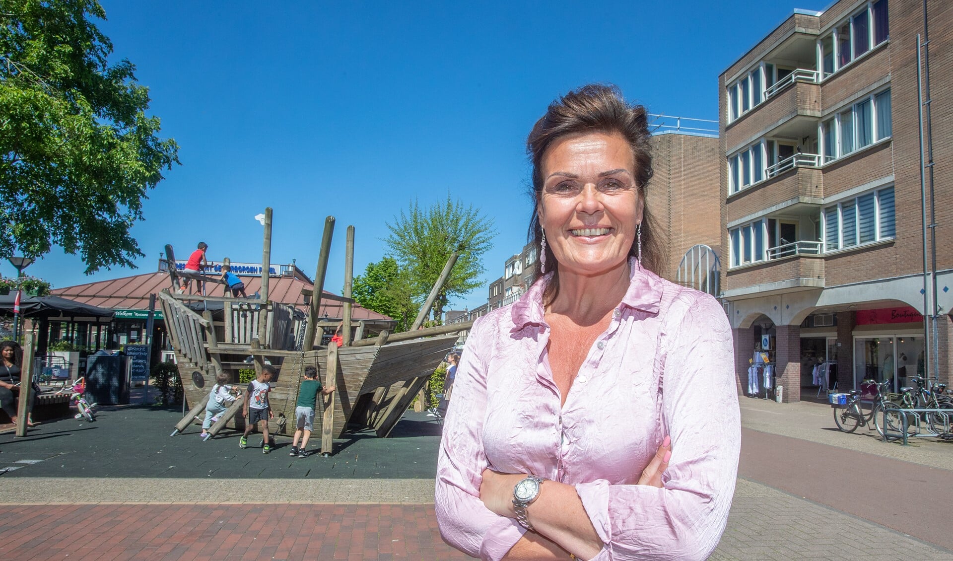 Anita Koning werkt niet alleen hard in haar eigen juwelierszaak maar zet zich ook in voor Winkelcentrum Oostermeent. 