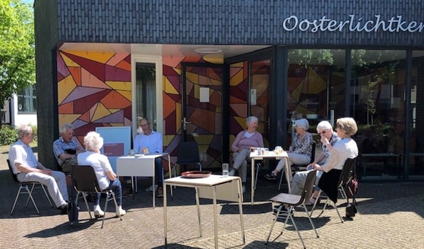 <p>Even gezellig bij elkaar bij de kerken van de Protestantse Gemeente Huizen.</p>